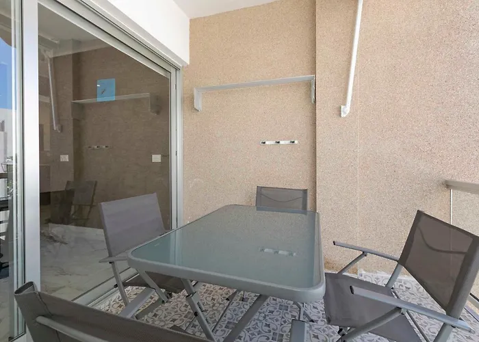 Sara En Playa San Juan * Guía de Isora